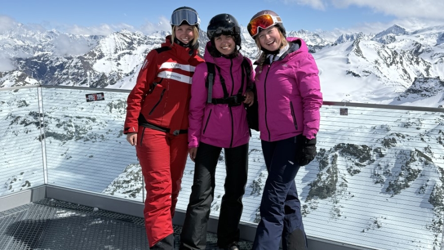 Irene en Indy in de bergen bij Verbier.